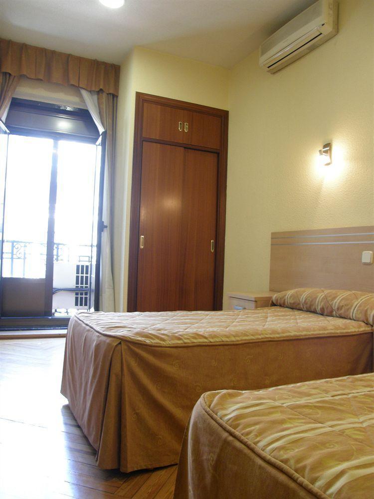 Hostal Avenida Madrid Buitenkant foto